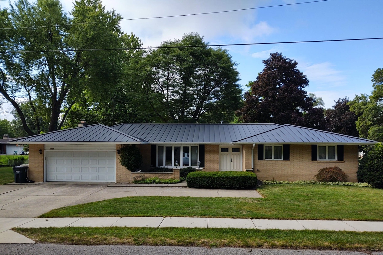 Metal Roof after Gean Roofing repairs and installation